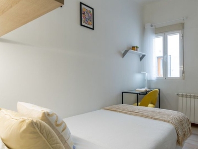 Se alquila habitación en piso de 7 habitaciones en Comillas, Madrid