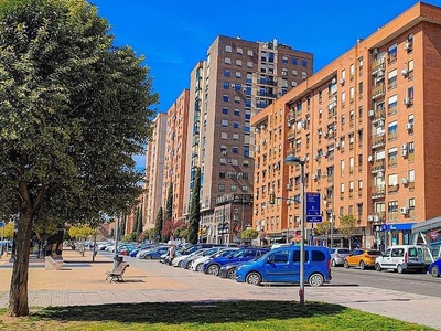 Venta de piso en El Carrascal de 3 habitaciones con terraza y jardín