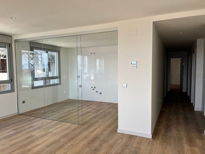 Venta de piso nuevo en calle Boby Deglané de 3 habitaciones con piscina y ascensor