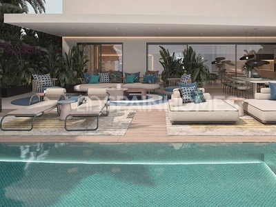 Villa frente al mar bien ubicada en venta en Marbella