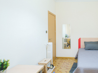 Habitación exterior en apartamento de 7 dormitorios en Retiro, Madrid
