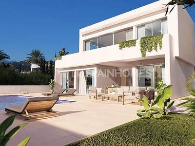 Impresionante Casa con Amplio Jardín y Piscina en Alicante