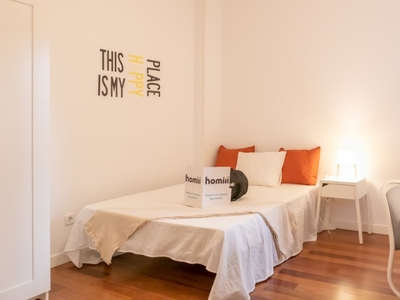 Se alquila habitación en piso de 10 habitaciones en Madrid