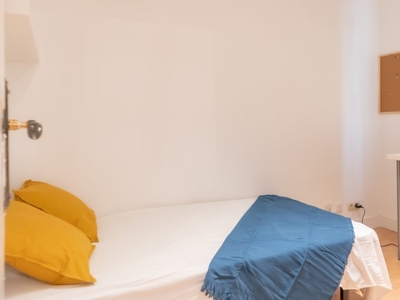 Se alquila habitación en piso de 5 dormitorios en Almagro, Madrid