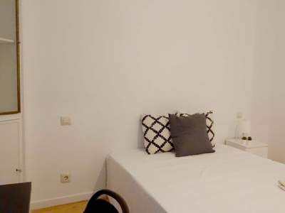 Se alquila habitación en piso de 5 dormitorios en Almagro, Madrid