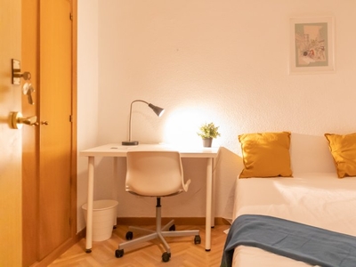 Se alquila habitación en piso de 7 dormitorios en Trafalgar, Madrid