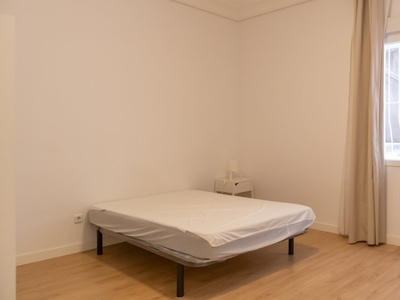 Se alquila habitación en piso de 8 dormitorios en Madrid, Madrid