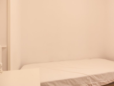 Se alquila habitación en piso de 8 dormitorios en Madrid, Madrid