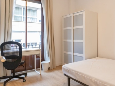 Se alquila habitación en piso de 8 habitaciones en Madrid