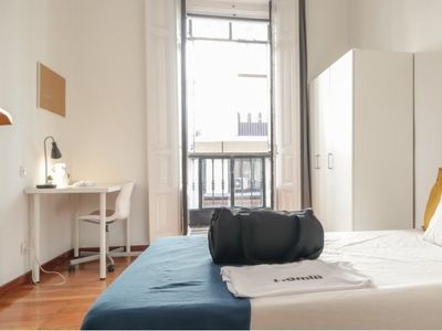 Se alquila habitación en piso de 9 dormitorios en Gran Vía, Madrid