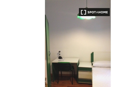 Se alquila habitación suave en apartamento de 9 habitaciones en Atocha.