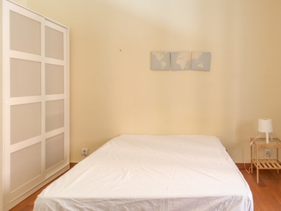 Se alquilan habitaciones en apartamento de 6 dormitorios en Madrid
