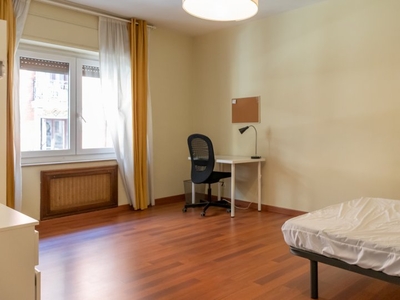 Se alquilan habitaciones en apartamento de 6 dormitorios en Madrid
