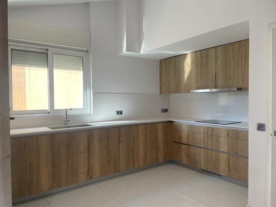 Casa Pareada en venta. Casa invertida, garatge 3 cotxes, pati, 3 hab (suitte) 2 banys, menjador amb llar de foc,cuina18 m² i sortida a terrassa de 20 m²