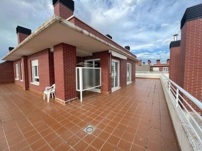 Alquiler de piso en Antigua Estación FFCC - San Agustín de 3 habitaciones con terraza y piscina