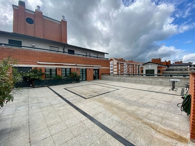 Alquiler de piso en Ermitagaña - Mendebaldea de 3 habitaciones con terraza y garaje