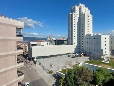 Alquiler de piso en Praza España - Casablanca de 3 habitaciones con terraza y garaje