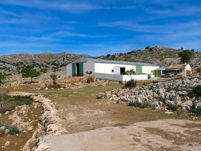 Casa con terreno en Zafarraya