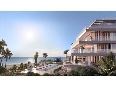 Lujoso Dúplex de 2 dormitorios, 2 baños con espectaculares vistas a la Bahía de Estepona. Obra Nueva