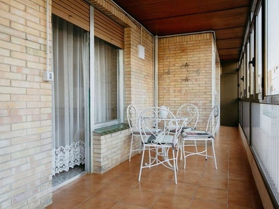 Piso en alquiler en calle Padre Huesca de 4 habitaciones con terraza y calefacción