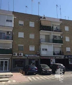 Venta de piso en Sanlúcar la Mayor de 3 habitaciones con terraza