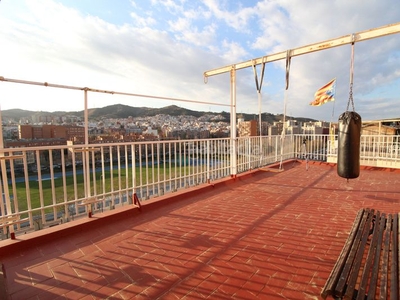Ático con 3 habitaciones con ascensor, calefacción, aire acondicionado, vistas al mar y vistas a la montaña en Barcelona