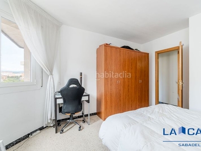 Piso con 4 habitaciones amueblado con ascensor y aire acondicionado en Sabadell