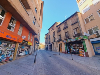 Piso en venta en Centro - Segovia de 3 habitaciones con jardín y balcón
