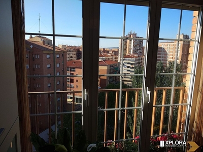 Venta de ático en avenida De Aragón de 2 habitaciones con terraza y garaje