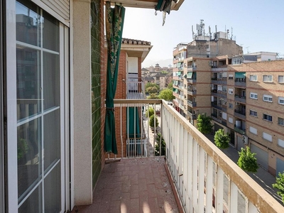 Venta de piso en Barrio de Zaidín de 3 habitaciones con terraza y garaje