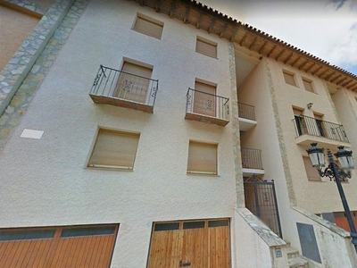 Venta de piso en Rubielos de Mora de 3 habitaciones con garaje y calefacción
