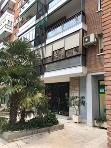 Venta de piso en Vallehermoso de 6 habitaciones con terraza y balcón