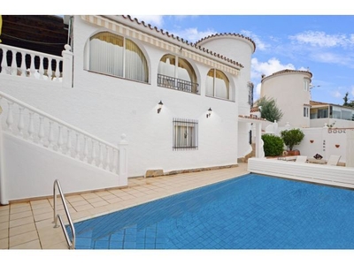 Villa con piscina climatizada, 3 dormitorios, 2 baños. La más barata de Benalmádena
