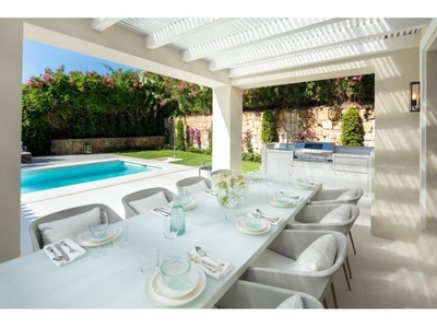 Villa de elegante diseño en el corazón del Valle del Golf en Nueva Andalucía, Marbella