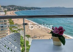 Seafront apartment with spectacular sea views and parking space..