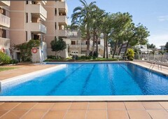 En Sitges, piscina y jardín con vistas