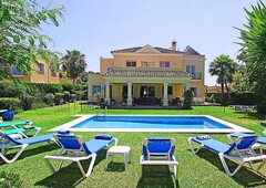 Villa familiar piscina climatizada, Jardin, BBQ, wifi de alta velocidad ,Netflix,Tenis.
