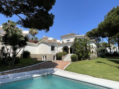 Alquiler Chalet en Urbanizacion Costabella Marbella. Buen estado plaza de aparcamiento 330 m²