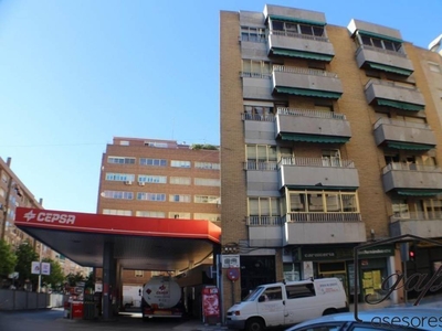 Alquiler Piso Cuenca. Piso de tres habitaciones en Julio Larrañaga. Buen estado cuarta planta con terraza