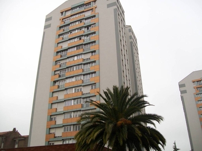Alquiler Piso Gijón. Piso de tres habitaciones en Calle Puerto de Cerredo 23. Muy buen estado 15 plaza de aparcamiento con terraza calefacción individual