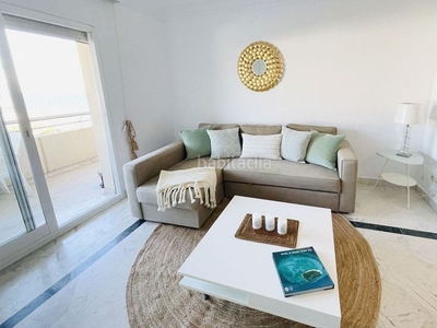 Ático con 2 habitaciones con ascensor, parking, aire acondicionado y vistas al mar en Marbella