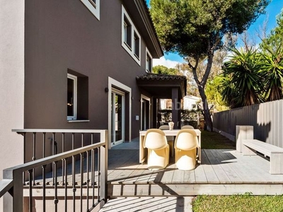 Casa con 4 habitaciones amueblada con parking, piscina, aire acondicionado, jardín y vistas al mar en Marbella