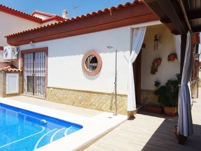 Casa pareada chalet de 1 planta con piscina, zona de jacuzzi y amplio jardin junto al centro. en Villanueva del Ariscal
