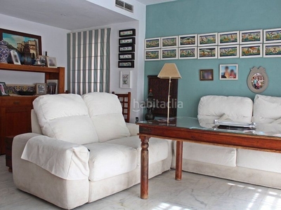 Casa pareada con 3 habitaciones con parking, calefacción y aire acondicionado en San Juan de Aznalfarache