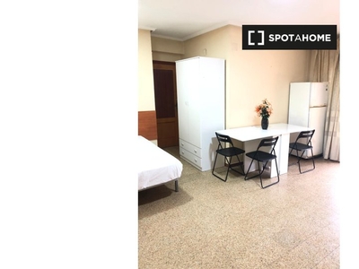 Habitaciones en apartamento de 4 dormitorios en Algirós, Valencia