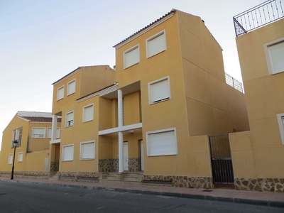 OPORTUNIDAD Casa Adosada + Garaje a un precio por debajo del mercado en Calle MAESTRO SERRANO, Salinas, Alicante Venta Salinas