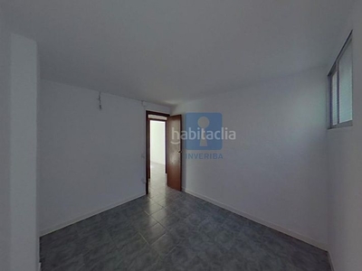 Piso en hopitalet de llobregat con una superficie construida de 74 m2, con salón-comedor, cocina amueblada con lavadero, 3 habitaciones y 1 baños. finca con ascensor. en Hospitalet de Llobregat (L´)