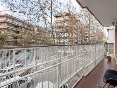 Piso excelente oportunidad piso grande con gran balcón en área turó park, con 2 plazas de parking en finca y trastero incluidos. en Barcelona
