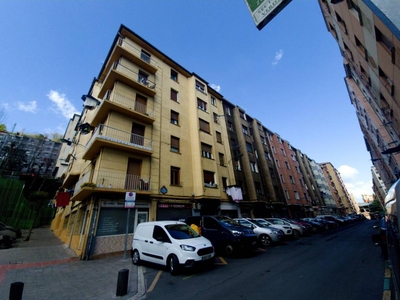 Venta Piso Bilbao. Piso de dos habitaciones en Camilo Villabaso 38. Segunda planta