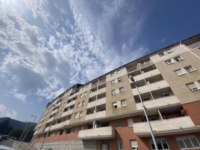 Venta Piso Bilbao. Piso de tres habitaciones Muy buen estado primera planta con terraza